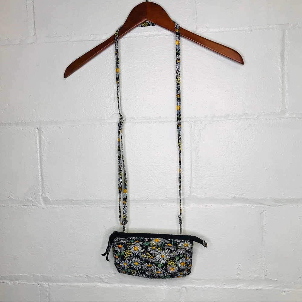 Vera Bradley White Daisies Wallet Crossbody Purse Bag Convertible Travel